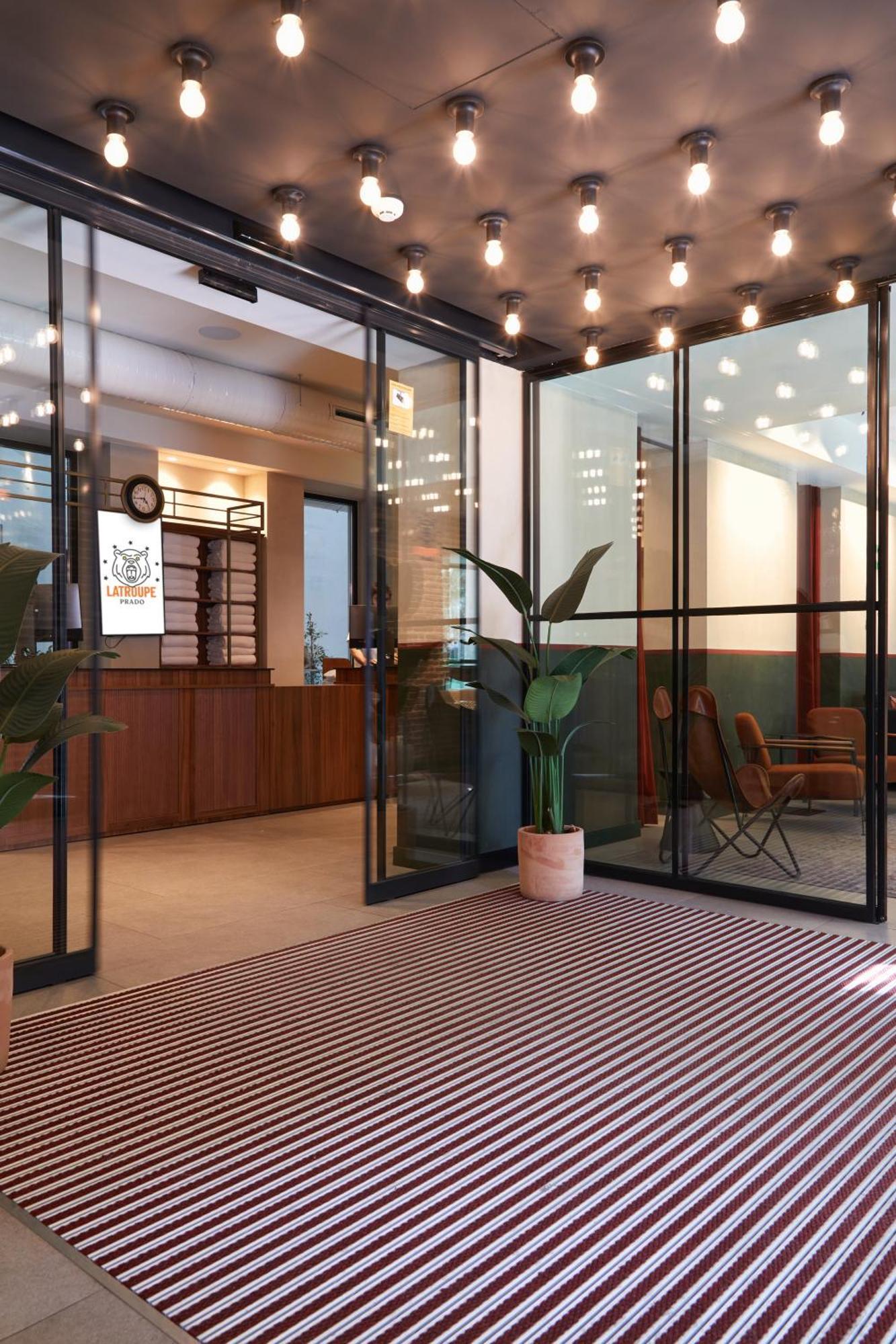 Latroupe Prado Hostel Madrid Eksteriør bilde